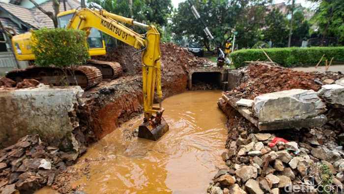 Jalan di Perumahan Pamulang Estate, Tangsel, amblas akibat permukaan tanah turun. Pada pantauan hari Jumat (24/11/2023), petugas memperbaiki jalan yang amblas tersebut.