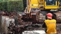 Akibat perbaikan, satu jalur jalanan ditutup sementara.  