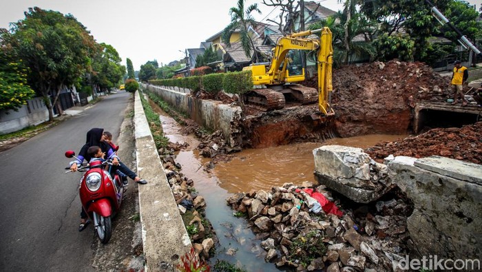 Jalan Amblas di Pamulang Tangsel Diperbaiki Jalan di Perumahan Pamulang Estate, Tangsel, amblas akibat permukaan tanah turun. Pada pantauan hari Jumat (24/11/2023), petugas memperbaiki jalan yang amblas tersebut.