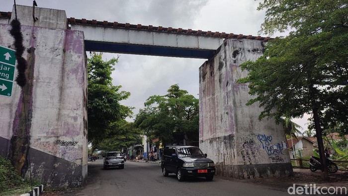 Jembatan Kereta Api Ciburial peninggalan Belanda yang memiliki cerita horor.