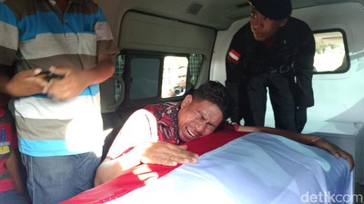 Momen Haru Jenazah Bharada Bonifasius Tiba di Kupang, Brimob Gugur Ditembak KKB