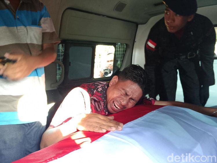 Momen Haru Jenazah Bharada Bonifasius Tiba di Kupang, Brimob Gugur Ditembak KKB