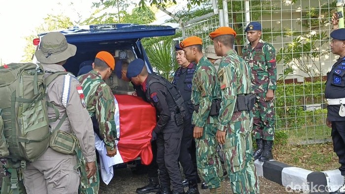 Jenazah Bharada Bonifasius Jawa yang tewas ditembak KKB Papua di Intan Jaya, tiba di Bandara El Tari Kupang.
