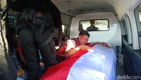 Kedatangan jenazah Bharada Bonifasius diiringi isak tangis kerabat dan keluarga. (Foto: Yufengki Bria/detikBali)