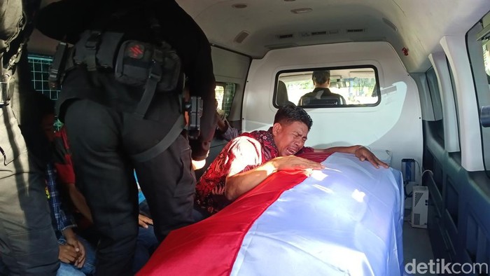 Jenazah Bharada Bonifasius Jawa yang tewas ditembak KKB Papua di Intan Jaya, tiba di Bandara El Tari Kupang.