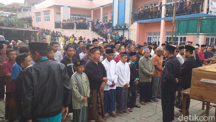 Jenazah empat warga Brebes korban kecelakaan di Mijen, Demak, dimakamkan, Jumat (24/11/2023).