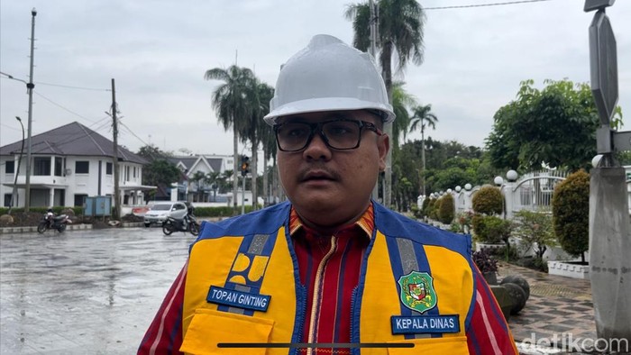 Kadis SDABMBK Medan Topan Ginting di Jalan keramik Sudirman (Nizar Aldi/detikSumut)