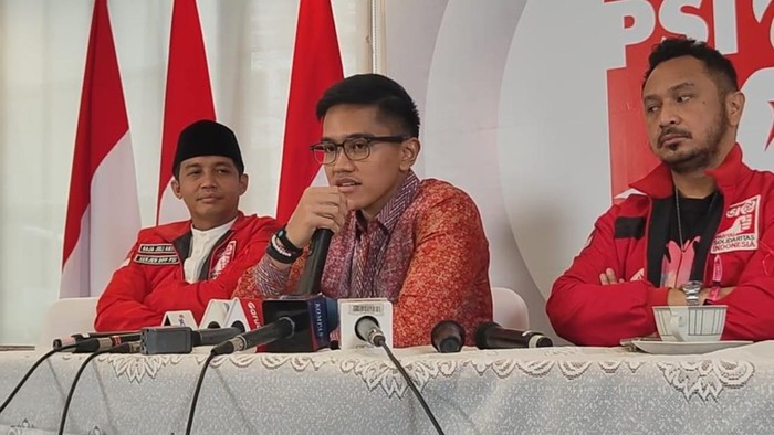 Ketua Umum PSI Kaesang Pangarep usai memberikan arahan kepada calon anggota legislatif PSI di kantor DPP PSI, Jakarta, (24/11/2023).