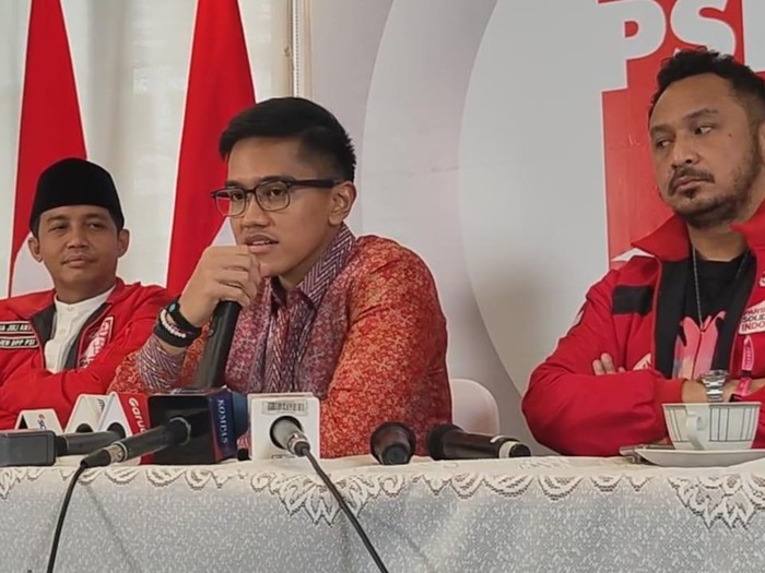 Ketua Umum PSI Kaesang Pangarep usai memberikan arahan kepada calon anggota legislatif PSI di kantor DPP PSI, Jakarta, (24/11/2023).