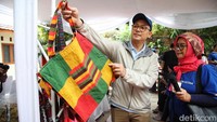 Head of Corporate Communications Astra Boy Kelana Soebroto melihat beragam produk UMKM Kampung Berseri Astra di kawasan Pondok Pekayon Indah, Bekasi.  