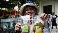 Berkat dukungan, arahan, dan ilmu yang diberikan Astra kepada KBA Pekayon, para warga setempat mampu berinovasi dan tergerak untuk membuka usaha demi menambah pendapatan.  