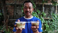 Warga menunjukkan salah satu produk UMKM di acara Workshop Lingkungan Astra 2023.  