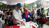 Head of Corporate Communications Astra Boy Kelana Soebroto meninjau UMKM Kampung Berseri Astra di kawasan Pondok Pekayon Indah, Bekasi, Kamis (23/11/2023).  