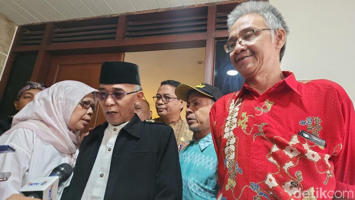 Ketua Forum Alumni GMNI Ajat Sudrajat (peci hitam) (Adrial/detikcom)