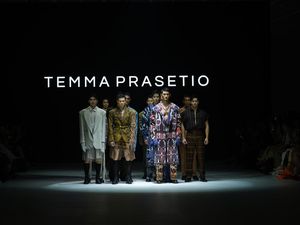 Ragam Tenun NTT di Tangan Temma Prastio Jadi Busana Pria yang Stylish