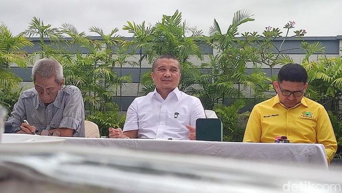 Komisaris Bosowa Group Erwin Aksa (tengah) saat berbincang santai dengan wartawan di kediamannya Kompleks Azalea, Panakkukang, Makassar.