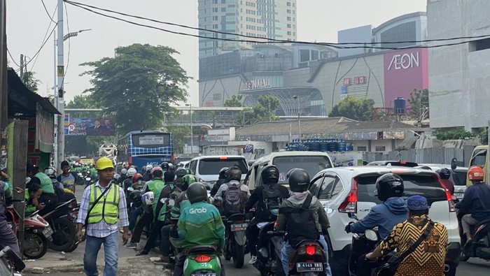 Lalin Lenteng Agung arah Tanjung Barat Macet