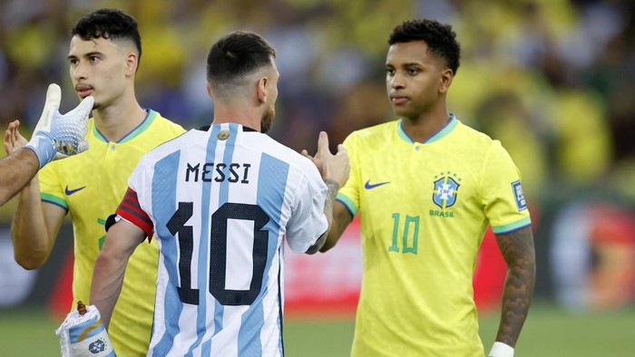 Argentinas forward Lionel Messi (C) greets Brazils forward Rodrygo before the start of the 2026 FIFA World Cup South American qualification football match between Brazil and Argentina at Maracana Stadium in Rio de Janeiro, Brazil, on November 21, 2023. (Photo by Daniel RAMALHO / AFP)