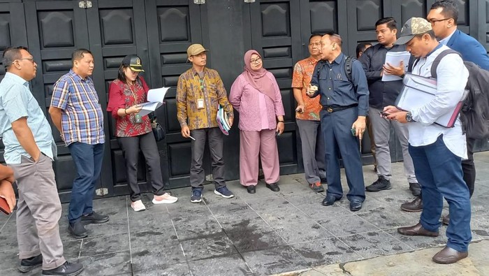 Majelis Hakim PTUN Medan menggelar sidang lapangan soal gugatan underpass Jalan Juanda (Foto: Dok Refman Basri)