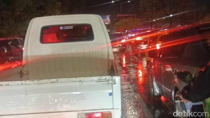 Kemacetan parah terjadi di Jalan Abdullah Daeng Sirua (Abdesir) ke arah Perintis Kemerdekaan, Makassar, Sulawesi Selatan (Sulsel) malam ini.