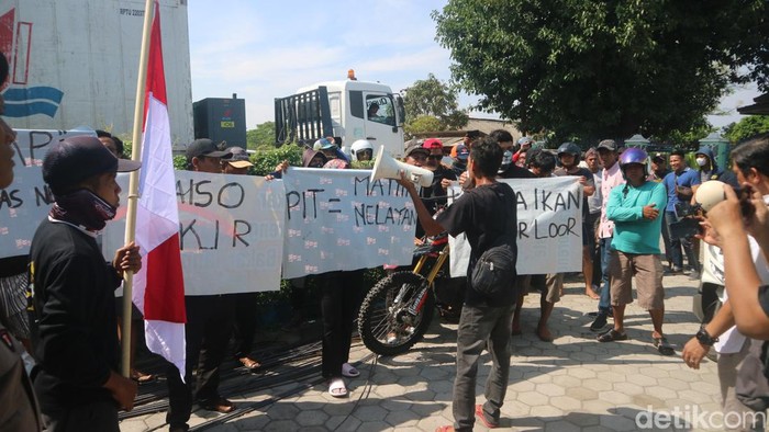 Massa menggelar demo di depan kantor Tim Pendataan KKP Bajomulyo Juwana, Pati, Jumat (24/11/2023).