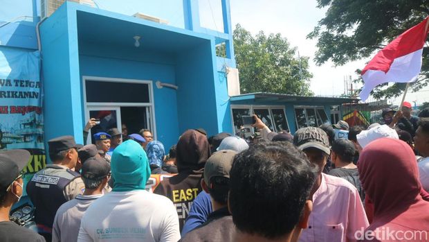 Massa menggelar demo di depan kantor Tim Pendataan KKP Bajomulyo Juwana, Pati, Jumat (24/11/2023).