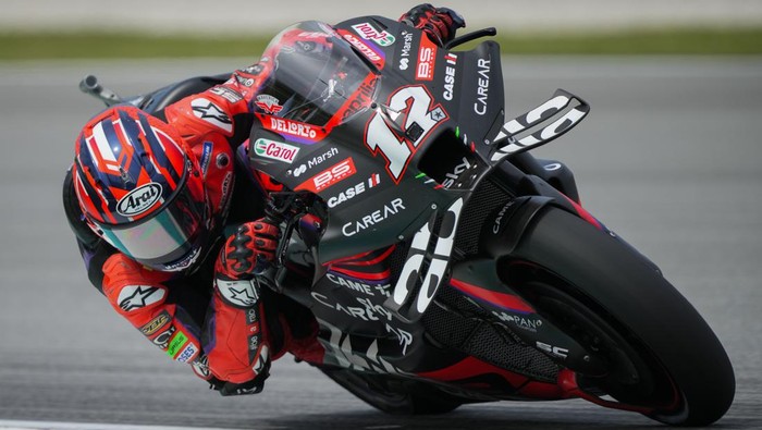 Aprilia Racings Spanish rider Maverick Vinales steers his bike during the first practice session of the MotoGP Malaysian Grand Prix at the Sepang International Circuit in Sepang, Malaysia, Friday, Nov. 10, 2023. (AP Photo/Vincent Thian)