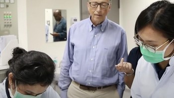 Nyamuk menurutnya hewan paling berbahaya. DBD sajai menginfeksi sekitar 400 juta orang setiap tahun dan membunuh lebih dari 20.000 orang. Bill Gates pada tahun 2014 silam berani digigit nyamuk Aedes aegypti karena nyamuk tersebut sudah diinokulasi dengan bakteri Wolbachia sehingga tidak bisa menyebarkan penyakit demam berdarah. Foto: Blog Bill Gates  