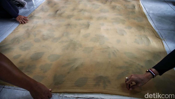 Kampung Berseri Astra, Pekayon, Bekasi, jadi salah satu upaya pengembangan masyarakat secara berkelanjutan. Di sini terhadap pembuatan batik ecoprint.