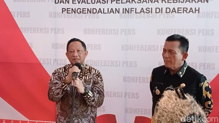 Mendagri Muhammad Tito Karnavian saat berkunjung ke Batam, Jumat (24/11).  (Foto: Alamudin)