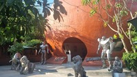 Pintu Masuk museum ini tampak seperti tungku pembakaran dengan patung hewan besi di sisi kanan dan kirinya, pohon-pohon hijau juga menghiasi sekitaran bangunan.
