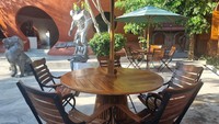 Selain museum, tempat ini juga menyediakan restoran dengan tempat duduk yang tersebar di area dalam bangunan. Untuk masuk pengunjung harus membayar Rp 25 ribu yang sudah termasuk minuman dan snack gratis, jika pengunjung sudah memesan makanan dan minuman di restorannya maka bisa masuk ke museum secara gratis.