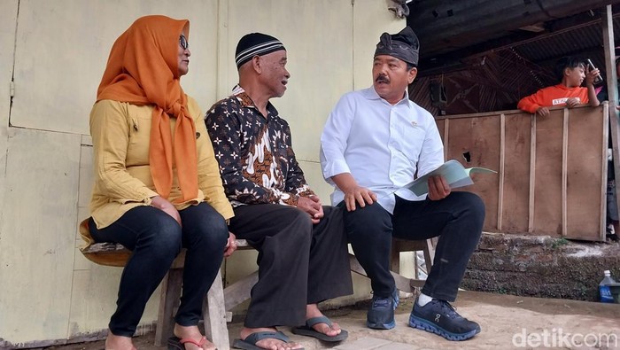 Menteri ATR/BPN menyerahkan sertifikat ke warga Bumiaji Kota Batu