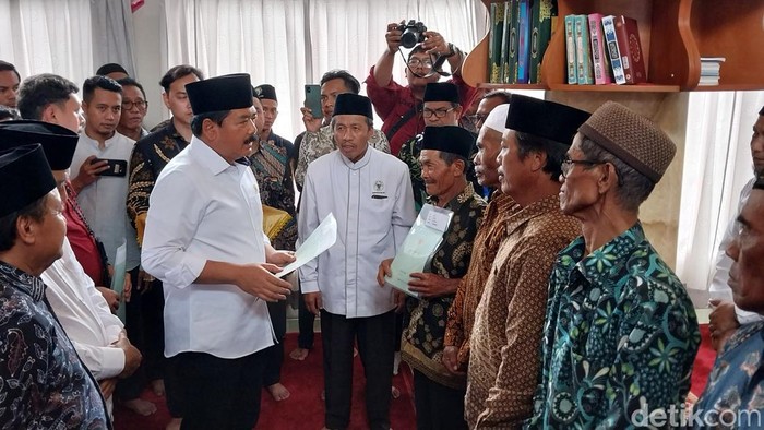 Menteri Hadi membagikan sertifikat ke warga Sumbermanjing