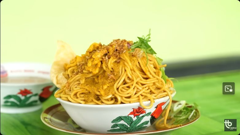 Mie ayam porsi jumbo yang bikin kenyang