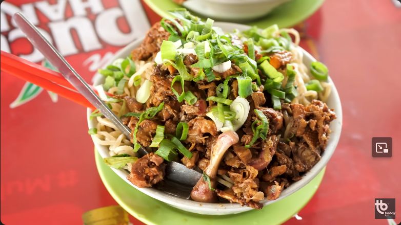 Mie ayam porsi jumbo yang bikin kenyang