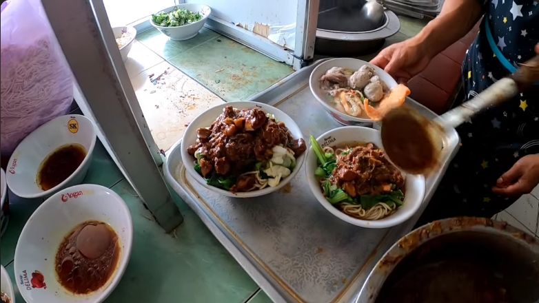 Mie ayam porsi jumbo yang bikin kenyang