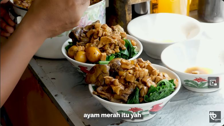 Mie ayam porsi jumbo yang bikin kenyang
