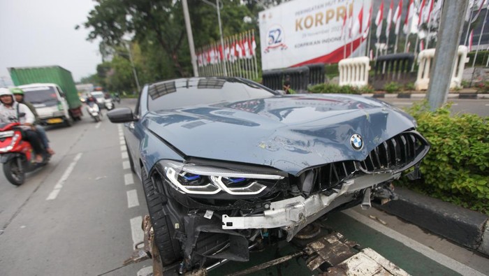 Mobil BMW 2 pintu ringsek usai tabrak separator busway di depan DPR (Andhika Prasetia/detikcom)