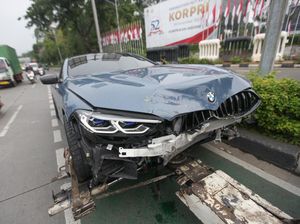 Mobil BMW 2 Pintu Ngebut Sebelum Tabrakan hingga Nangkring di Separator