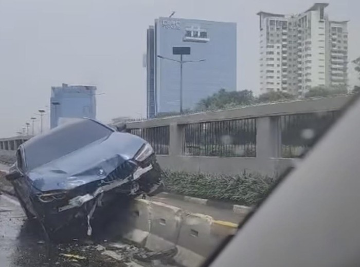 Mobil BMW seri 8 tabrak separator busway di Gatsu.