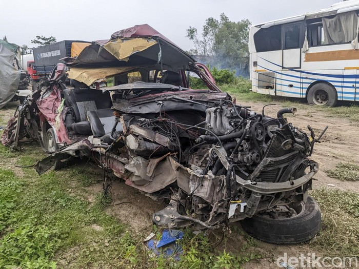 Mobil yang terlibat kecelakaan di jalan raya Mijen, Demak, diamankan di tempat penyimpanan barang bukti kecelakaan di Karangrejo, Wonosalam, Demak, Jumat (24/11/2023).