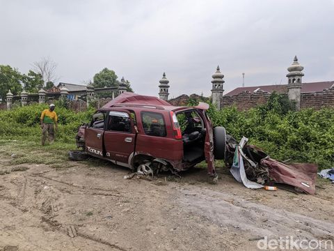 Mobil yang terlibat kecelakaan di jalan raya Mijen, Demak, diamankan di tempat penyimpanan barang bukti kecelakaan di Karangrejo, Wonosalam, Demak, Jumat (24/11/2023).