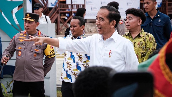 Momen Jokowi Buka Sail Teluk Cenderawasih 2023 Presiden Joko Widodo resmi membuka Sail Teluk Cenderawasih di Biak Numfor, Papua, Kamis (23/11/2023). Sailing pass hingga terjun payung memeriahkan pembukaan tersebut.