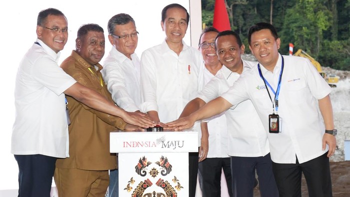 Presiden Jokowi meresmikan pembangunan kawasan industri pupuk yang pertama dalam 40 tahun terakhir di tanah Papua. Begini poteretnya