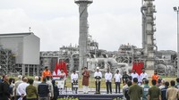 Presiden Joko Widodo (tengah) didampingi Menteri ESDM Arifin Tasrif (kelima kanan), Menteri Investasi/Kepala Badan Koordinasi Penanaman Modal Bahlil Lahadalia (kempat kanan), Menteri Sekretariat Negara Pratikno (ketiga kiri), Kepala SKK Migas Dwi Soetjipto (ketiga kanan), EVP gas and lower carbon energy Anja-Isabel Dotzenrath (kempat kiri), Pj. Gubernur Papua Barat Ali Baham Temongmere (kedua kanan) meresmikan Tangguh Train 3 di Lapangan Gas Tangguh, Kabupaten Teluk Bintuni, Papua Barat, Jumat (24/11/2023). 