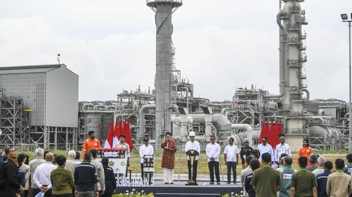 Presiden Joko Widodo (tengah) didampingi Menteri ESDM Arifin Tasrif (kelima kanan), Menteri Investasi/Kepala Badan Koordinasi Penanaman Modal Bahlil Lahadalia (kempat kanan), Menteri Sekretariat Negara Pratikno (ketiga kiri),  Kepala SKK Migas Dwi Soetjipto (ketiga kanan), EVP gas and lower carbon energy Anja-Isabel Dotzenrath (kempat kiri), Pj. Gubernur Papua Barat Ali Baham Temongmere (kedua kanan) meresmikan Tangguh Train 3 di Lapangan Gas Tangguh, Kabupaten Teluk Bintuni, Papua Barat, Jumat (24/11/2023). Tangguh Train 3 tersebut menjadi produsen gas terbesar di Indonesia dengan total investasi Rp72,45 trilliun dan mampu memproduksi gas tahunan sebesar 11,4 million ton per annum (mtpa) atau sekitar 35 persen dari produksi nasional. ANTARA FOTO/Galih Pradipta/nym.