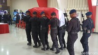 Jenazah Bharada Bonifasius dibawa ke Mako Brimob Polda NTT untuk disemayamkan dan penghormatan terakhir, sebelum dibawa ke kampung untuk dimakamkan. (Foto: Yufengki Bria/detikBali)