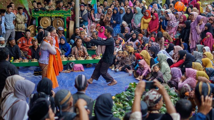 Dua penari membawakan Tarian Ronggeng saat mengikuti serangkaian budaya Nyadran Gunung Rogokusumo di Desa Silurah, Wonotunggal, Batang, Jawa Tengah, Jumat (24/11/2023). Nyadran Gunung Rogokusumo Silurah yang mengusung tema Harmonisasi Adat dan Kelestarian Alam dengan Mempertahankan Tradisi dan Budaya itu bertujuan sebagai tolak bala dari malapetaka dan untuk menjaga tradisi budaya dengan menggelar ider-ider desa, potong kambing, dan pentas Ronggeng. ANTARA FOTO/Harviyan Perdana Putra/nym.
