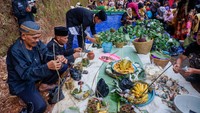 Warga menata sesaji yang digunakan untuk ritual saat mengikuti serangkaian budaya Nyadran Gunung Rogokusumo di Desa Silurah, Wonotunggal, Batang, Jawa Tengah, Jumat (24/11/2023).  